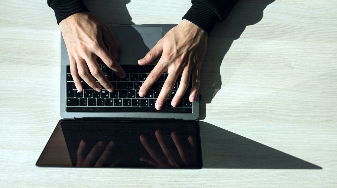 Mains sur un clavier d'ordinateur portable