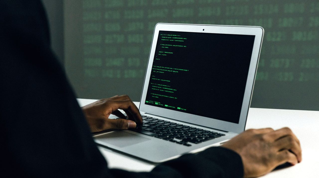 Ordinateur portable ouvert sur un terminal