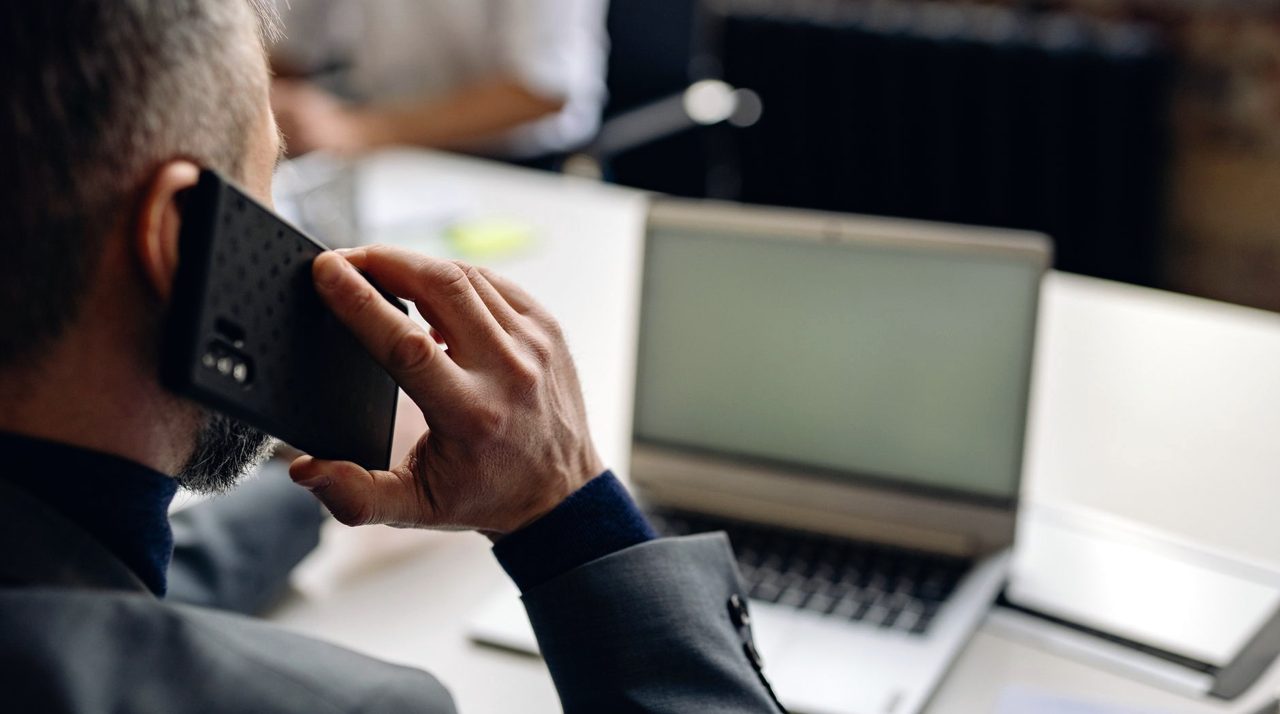 Dirigeant au téléphone devant son ordinateur
