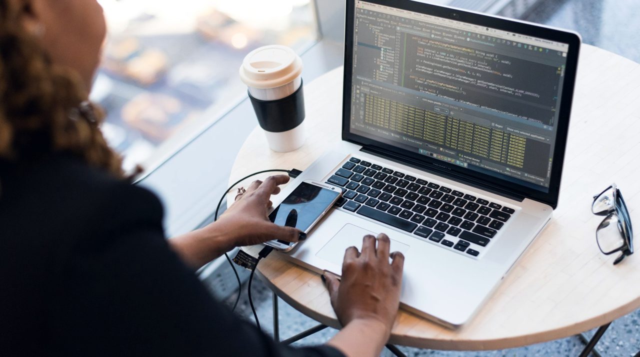 Ordinateur portable, téléphone et café sur un bureau