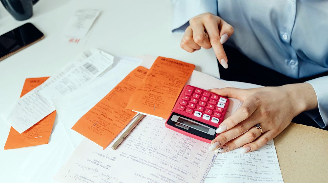 Calculatrice et factures sur un bureau