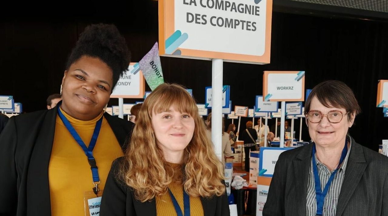L'équipe du cabinet sur son stand au salon Effervescence 93