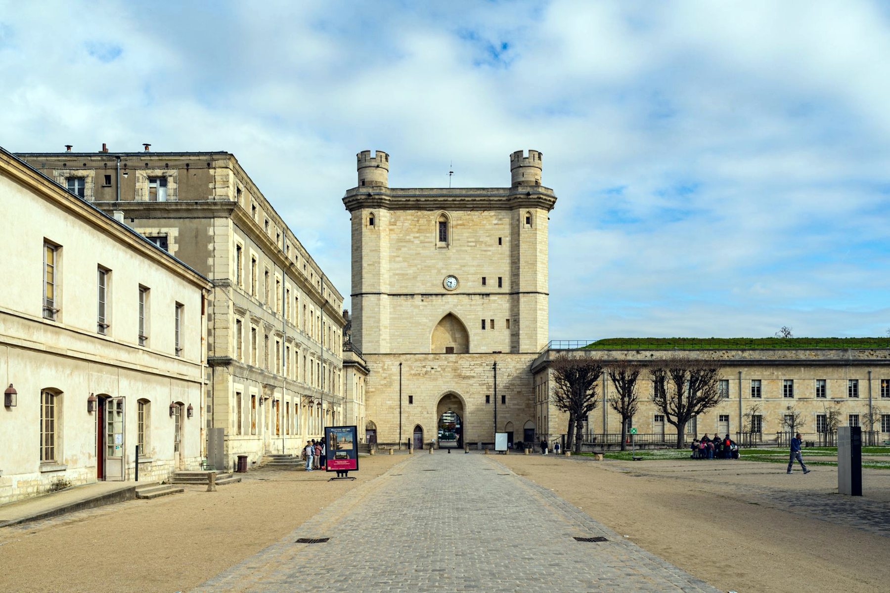 Château de Vincennes, donjon et cour