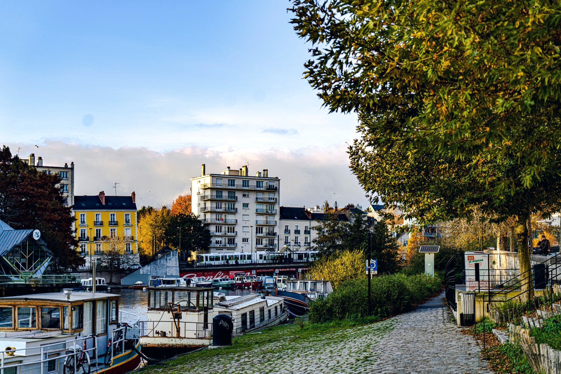 Bords de Marne à l'automne, quai et bateaux