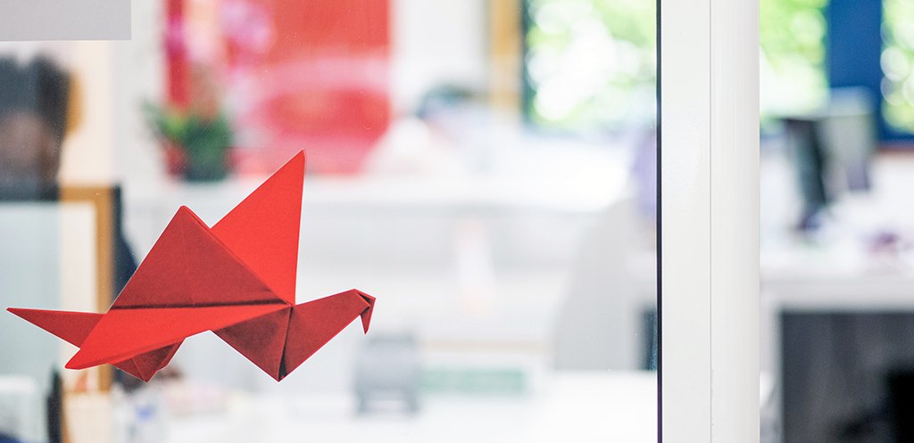Origami rouge dans les bureaux du cabinet